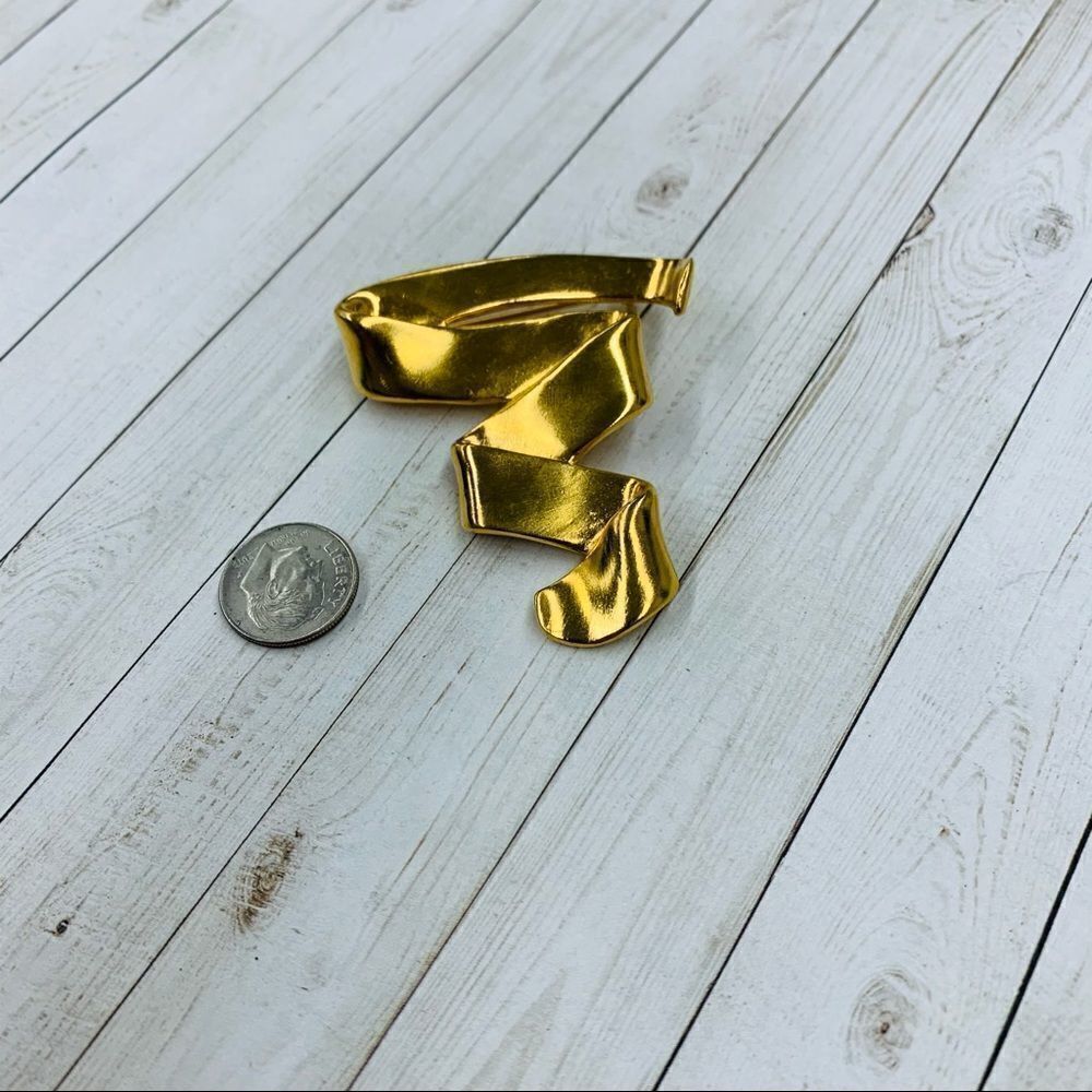 VTG AFJ Gold Ribbon Brooch‎